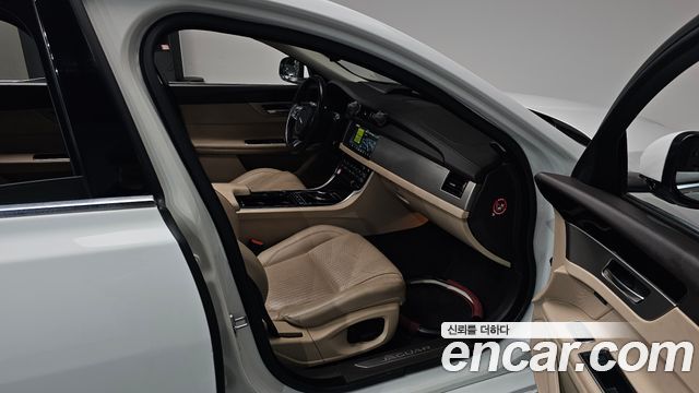 Jaguar XF 2017 — photo 11