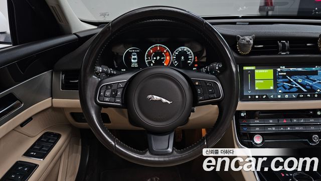 Jaguar XF 2017 — photo 13
