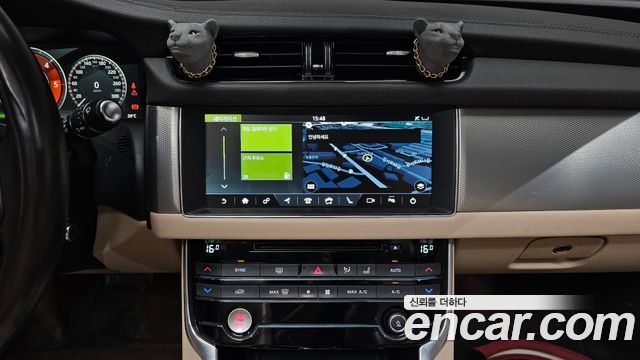 Jaguar XF 2017 — photo 14