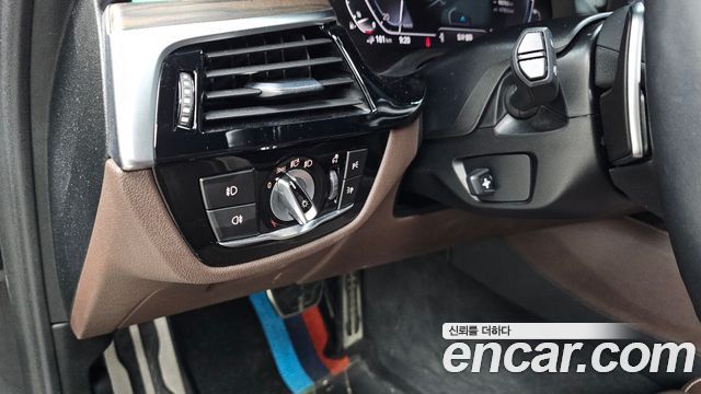 BMW 5-Series 2020 — photo 24