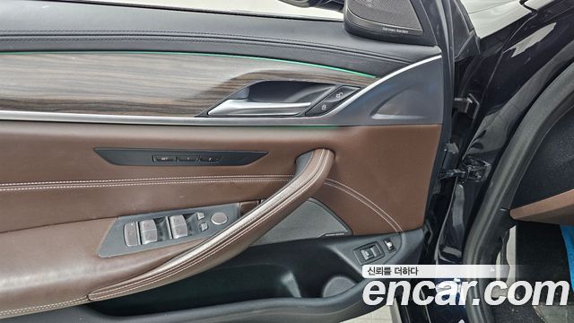 BMW 5-Series 2020 — photo 26