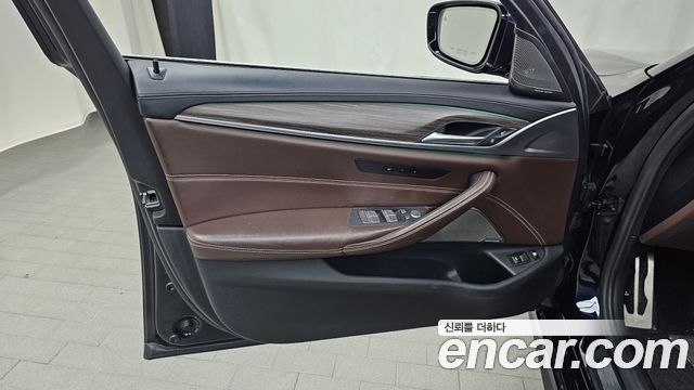 BMW 5-Series 2020 — photo 14