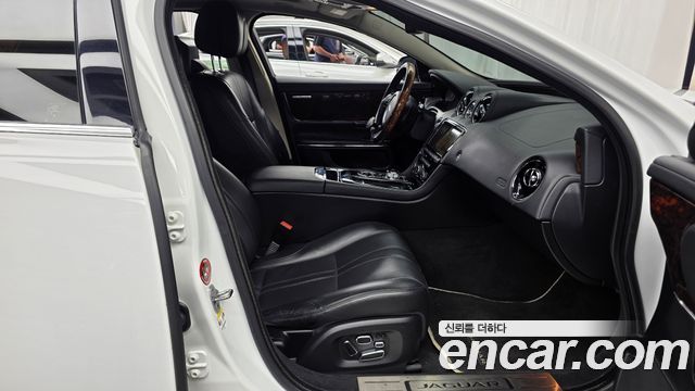 Jaguar XJ 2014 — photo 11