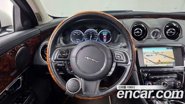 Jaguar XJ 2014 — photo 13