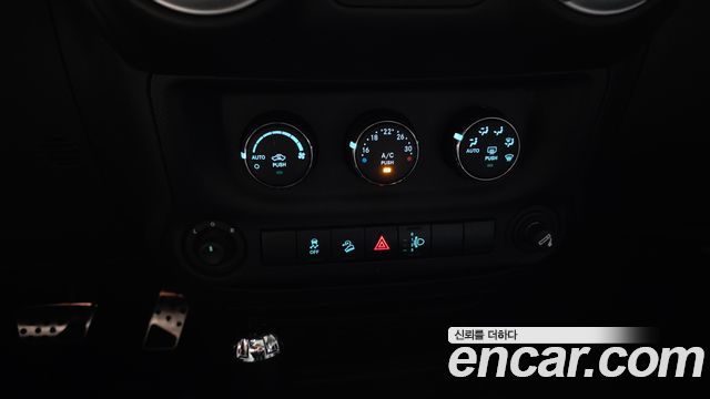 Jeep Wrangler 2016 — photo 16