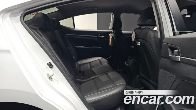 Hyundai AVANTE 2019 — photo 11