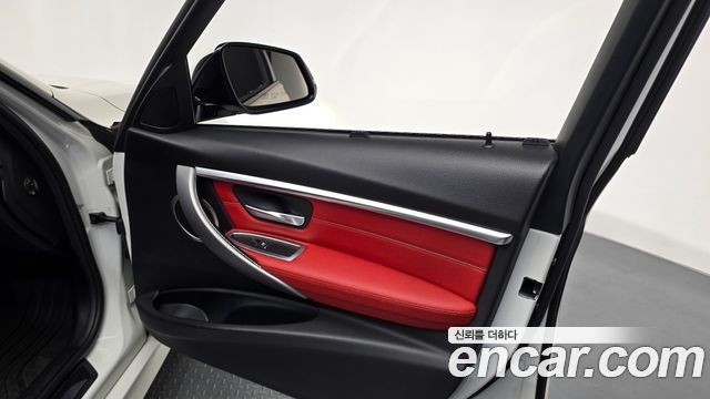 BMW 3-Series 2019 — photo 14