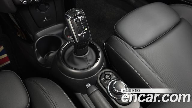 Mini Cooper Convertible 2024 — photo 9