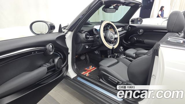 Mini Cooper Convertible 2024 — photo 10