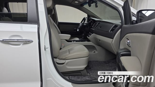 Kia Canival 2016 — photo 11