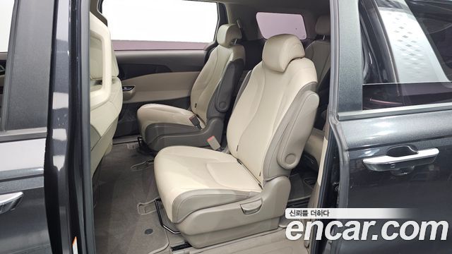 Kia Canival 2021 — photo 16