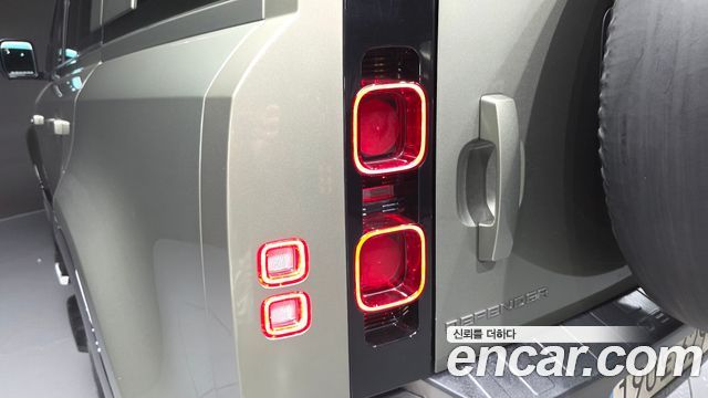 Land Rover Defender 2022 — photo 9