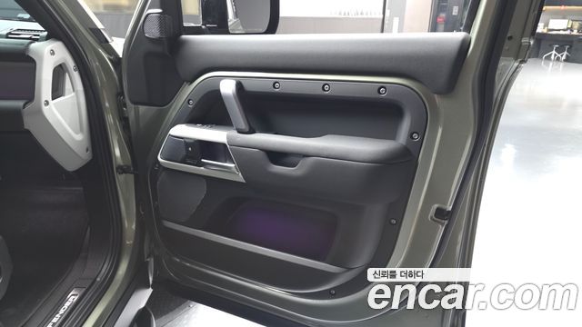 Land Rover Defender 2022 — photo 14