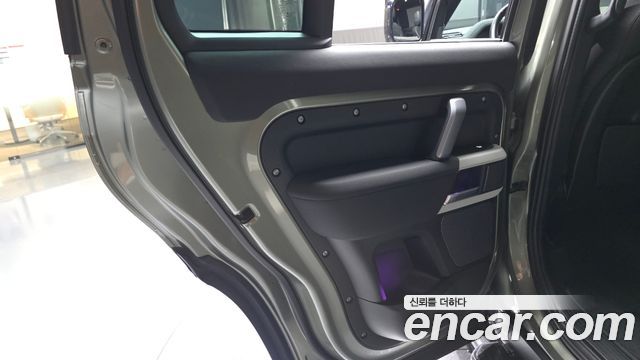 Land Rover Defender 2022 — photo 15