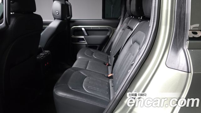 Land Rover Defender 2022 — photo 16