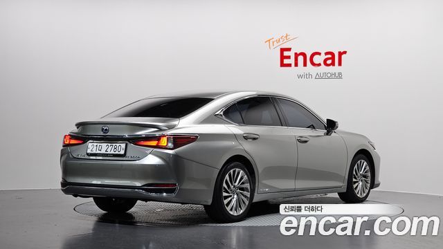Lexus ES 2019 — photo 2
