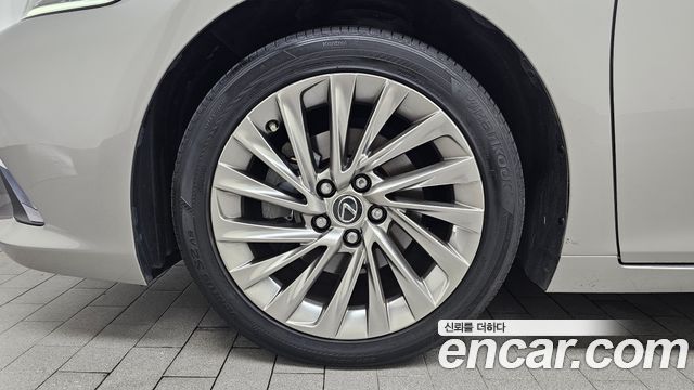 Lexus ES 2019 — photo 5