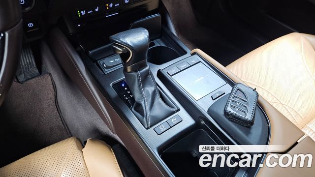 Lexus ES 2019 — photo 9