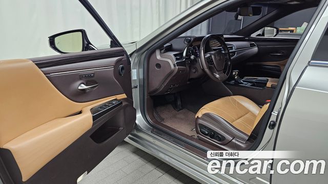 Lexus ES 2019 — photo 10