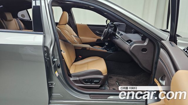 Lexus ES 2019 — photo 11