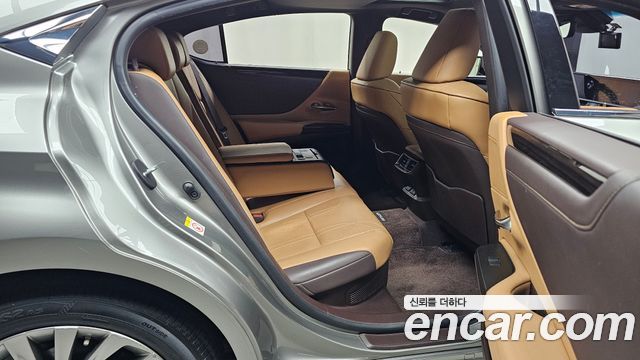 Lexus ES 2019 — photo 12