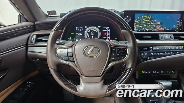 Lexus ES 2019 — photo 13
