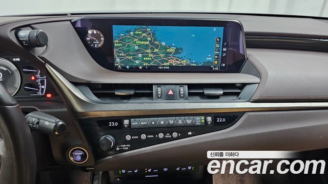 Lexus ES 2019 — photo 15