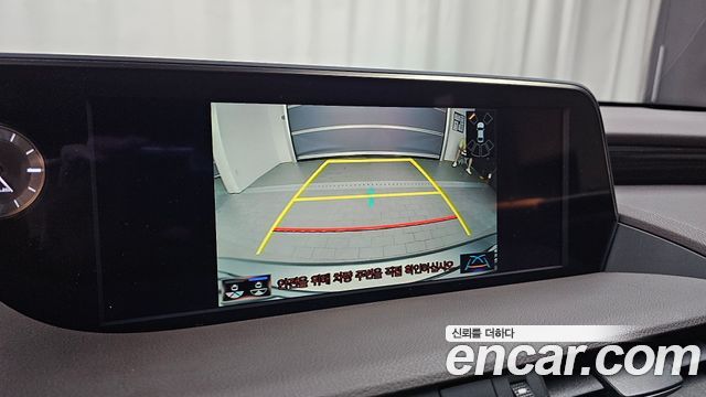 Lexus ES 2019 — photo 16