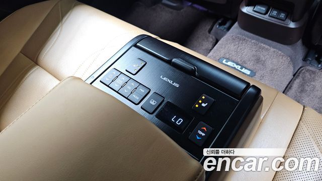 Lexus ES 2019 — photo 18