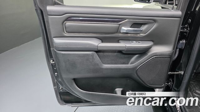 Dodge Ram Pick Up 2020 — photo 15