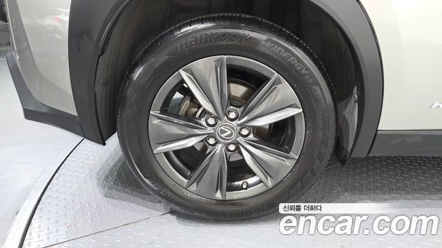 Lexus UX 2019 — photo 5