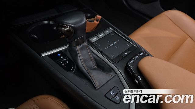Lexus UX 2019 — photo 9