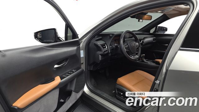 Lexus UX 2019 — photo 10