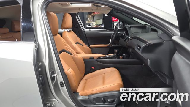 Lexus UX 2019 — photo 11