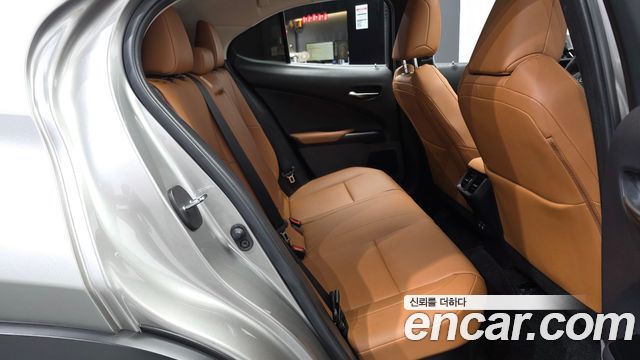 Lexus UX 2019 — photo 12