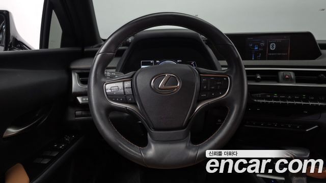 Lexus UX 2019 — photo 13