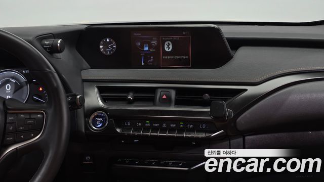 Lexus UX 2019 — photo 14