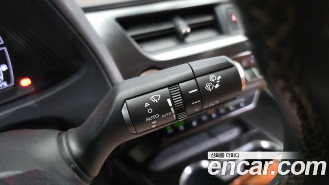 Lexus UX 2019 — photo 17
