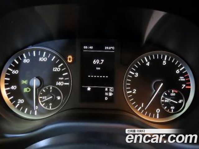 Mercedes-Benz V-Class 2020 — photo 9
