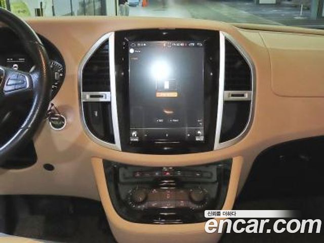 Mercedes-Benz V-Class 2020 — photo 11
