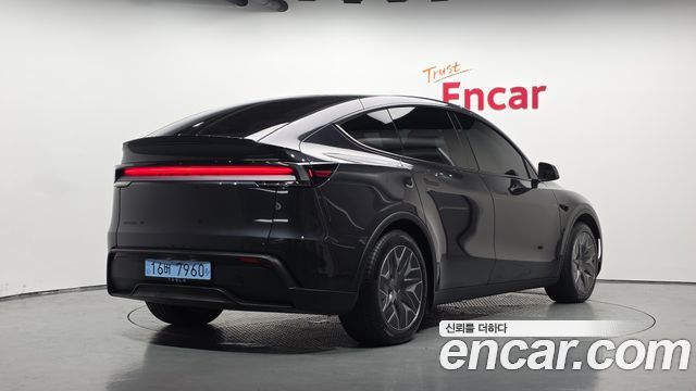 Tesla Model Y 2026 — photo 2