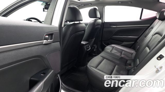 Hyundai AVANTE 2016 — photo 11
