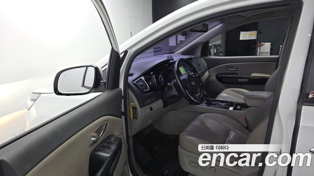 Kia Canival 2016 — photo 10