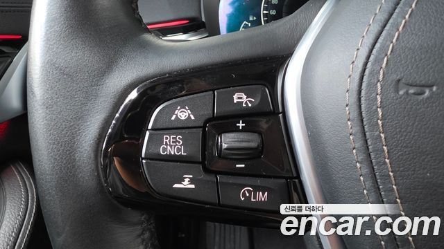 BMW 5-Series 2019 — photo 23
