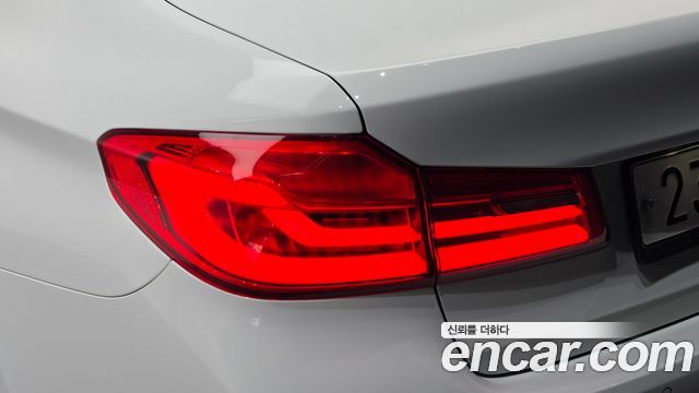 BMW 5-Series 2019 — photo 9