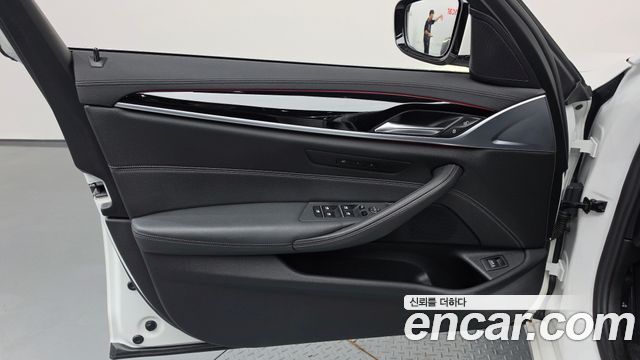 BMW 5-Series 2019 — photo 14