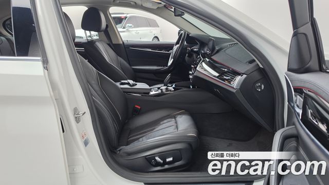 BMW 5-Series 2019 — photo 16