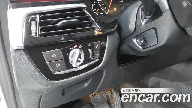 BMW 5-Series 2019 — photo 30