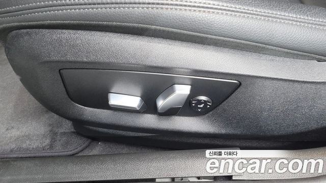 BMW 5-Series 2019 — photo 31