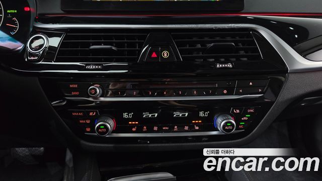 BMW 5-Series 2019 — photo 33